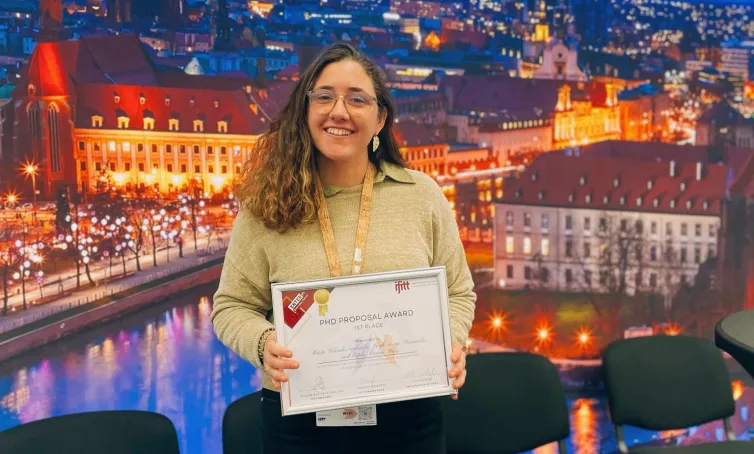 Marta Salvador posando con el diploma. 