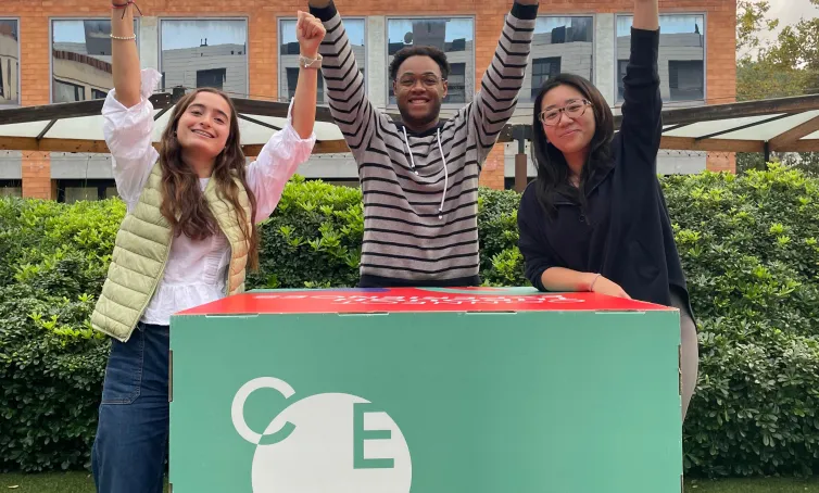 El equipo celebrando el triunfo con los brazos en alto.