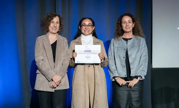 La cofundadora de Komuni posa con el diploma junto a la Dra. Maria Abellanet i Meya, presidenta del CETT. 