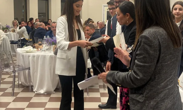 La alumna recogiendo el premio.