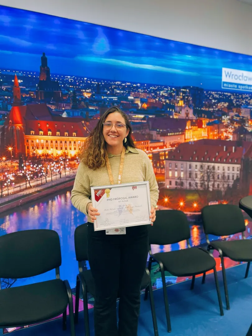 Marta Salvador posando con el diploma. 