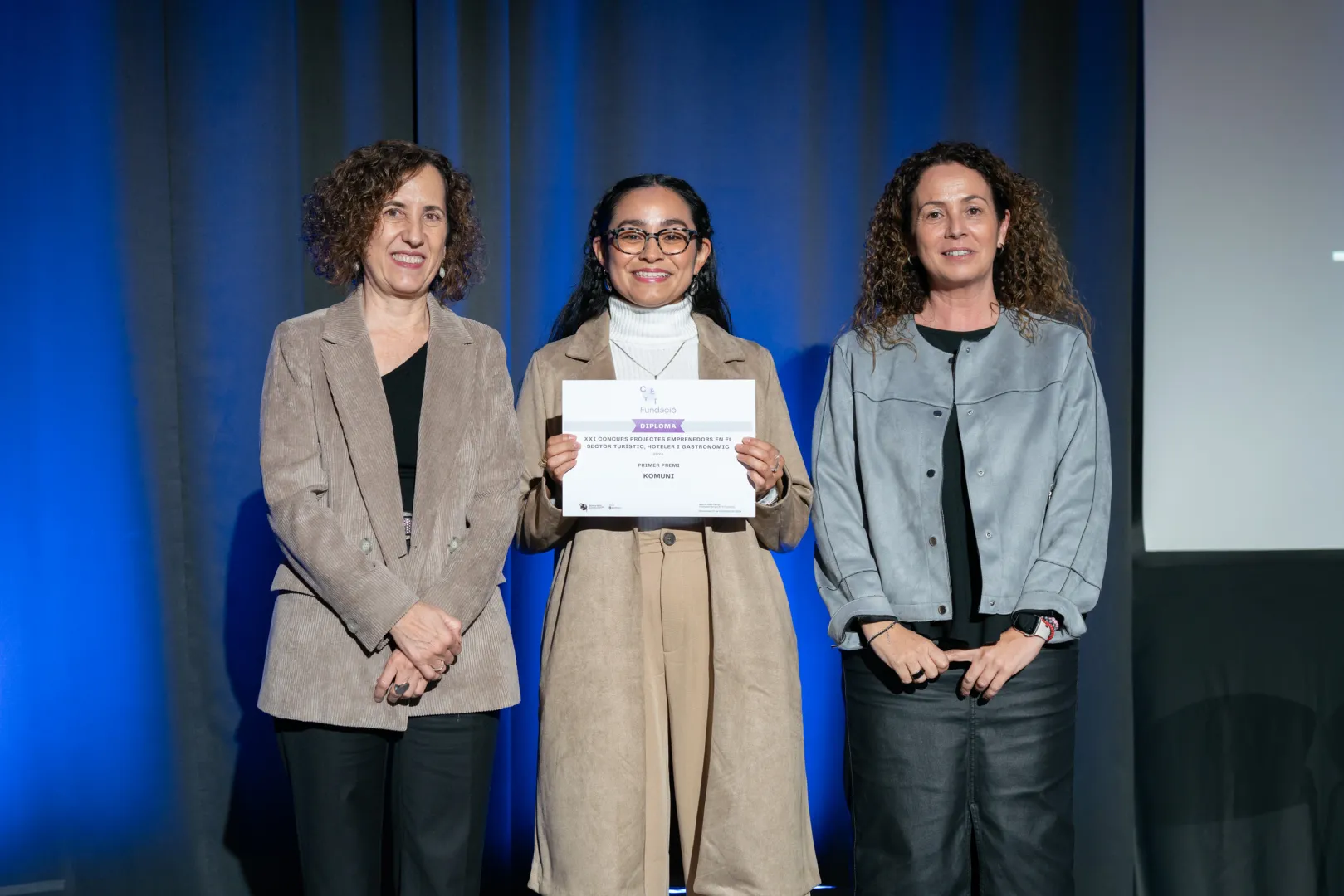 La cofundadora de Komuni posa con el diploma junto a la Dra. Maria Abellanet i Meya, presidenta del CETT. 