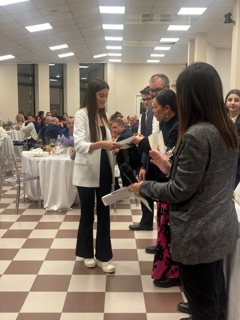 La alumna recogiendo el premio.